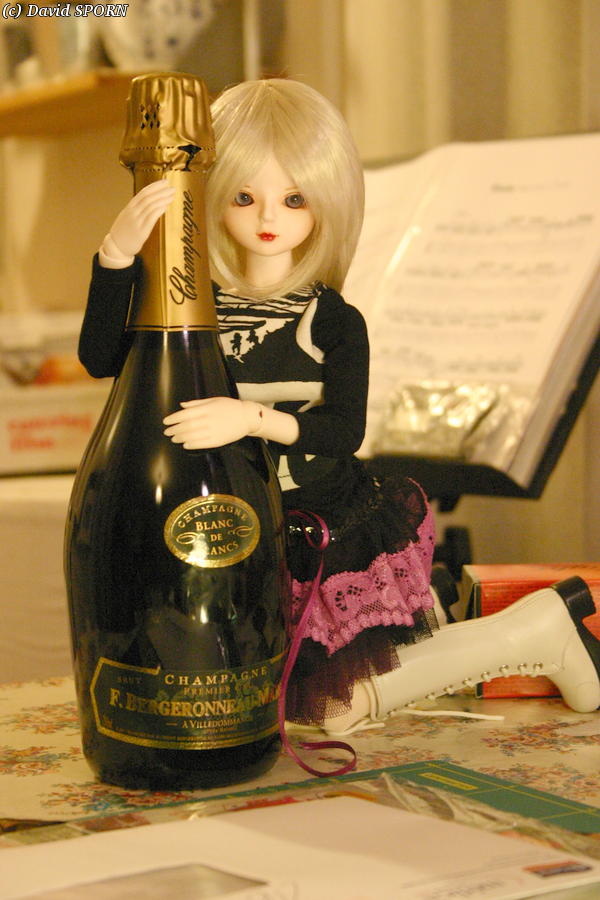 Éthernia Black étreint une bouteille de champagne
